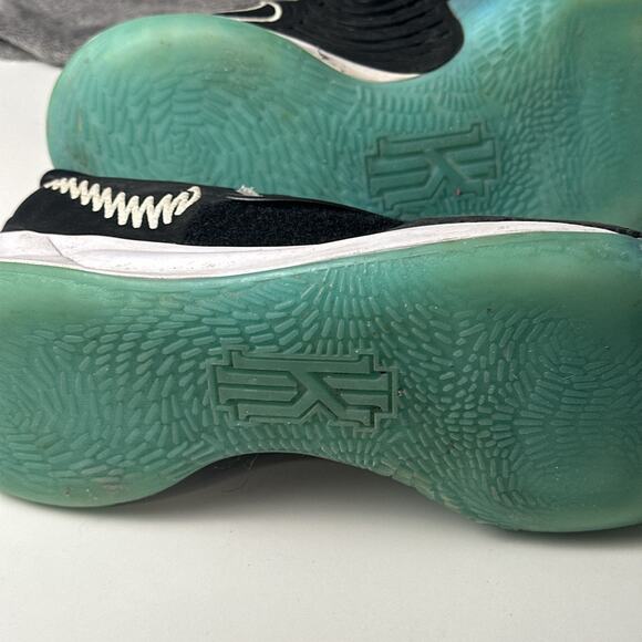 Nike Kyrie 3 Men's Low Basketball Athletic Shoes Sneakers Black Green Blue Sz 12 - Picture 13 of 16